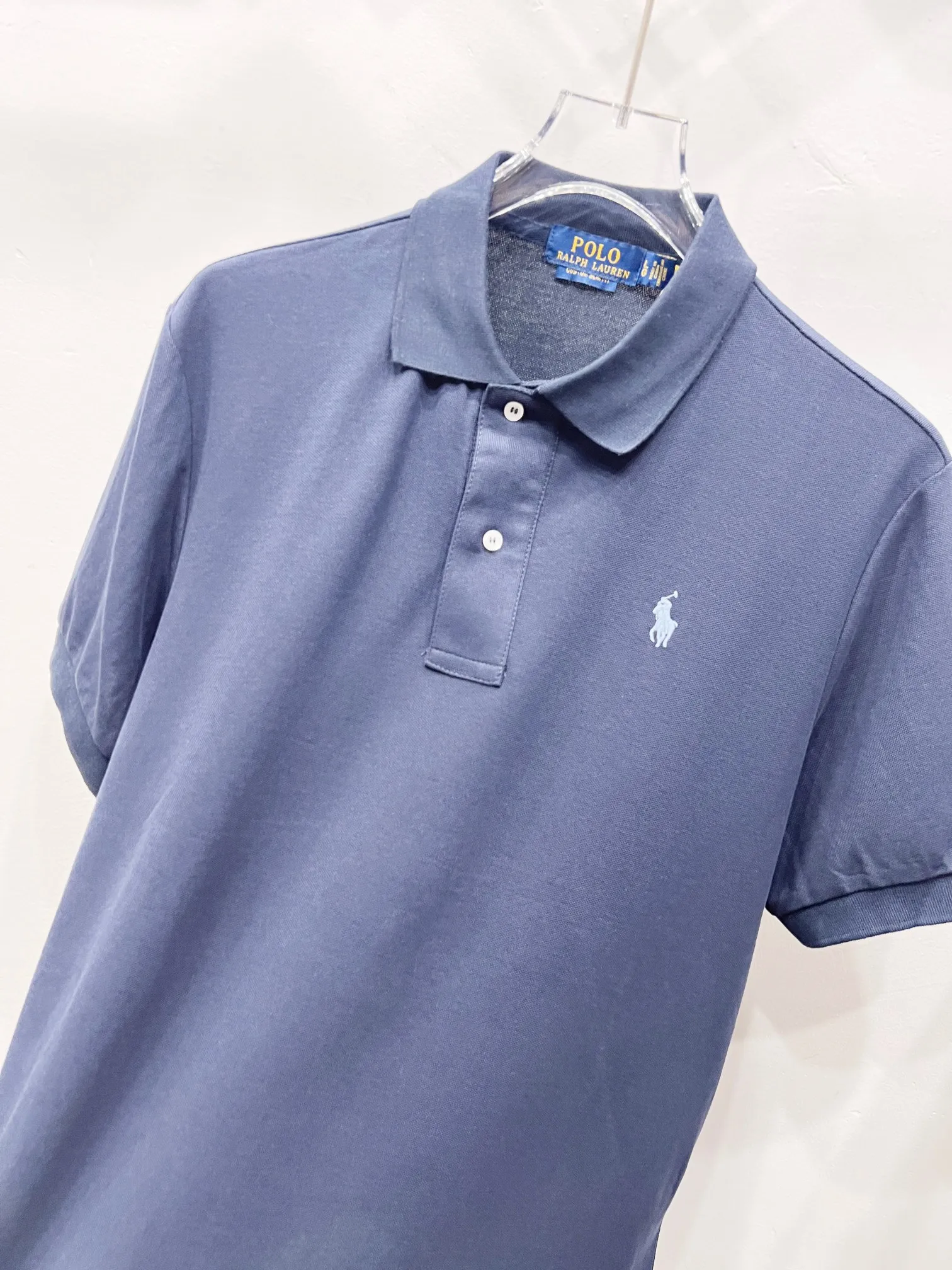 P140 Ralph Lauren Ralph Lauren two-button classic pony embroidered polo shirt short-sleeved T-shirt men's polo This Polo shirt is a timeless "elegant man" in the wardrobe. The dark blue background + classic equestrian embroidery, Ralph Lauren's classic DNA will make your heart beat at a glance! The lapel design has a sense of elegance, and the two white buttons are perfect details. It is refreshing when worn alone, and it is also very elegant when paired with a suit. Color: blue Size: M-XXL